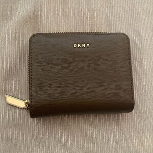 DKNY 100% Cow Leather
Bryant Small Zip Around S Brown Gold hardware